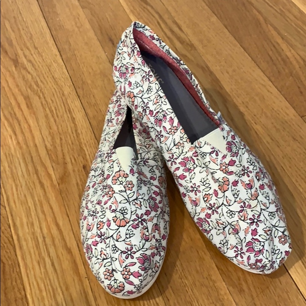 Toms women’s alpargatas slippers! Floral print.